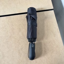 Czarny automatyczny parasol odwracany z etui