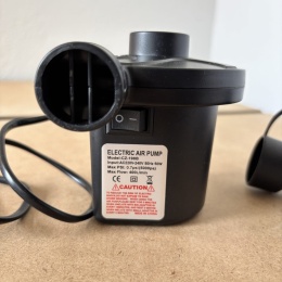 Elektryczna pompka powietrza z trzema końcówkami