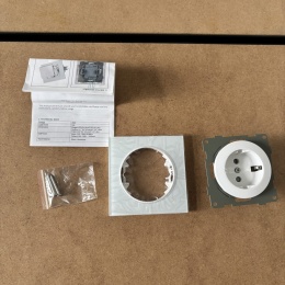 Szklane gniazdo Schuko cnBingo z USB, czarne